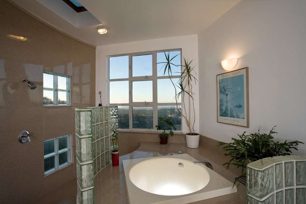 サンフランシスコにあるお手頃価格の中くらいなモダンスタイルのおしゃれなマスターバスルーム (和式浴槽、オープン型シャワー、ベージュのタイル、石スラブタイル、白い壁、ライムストーンの床、ライムストーンの洗面台、ベージュの床、オープンシャワー) の写真