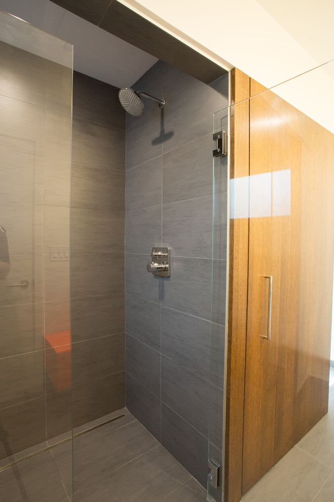 Modelo de cuarto de baño principal contemporáneo con ducha a ras de suelo, baldosas y/o azulejos grises, baldosas y/o azulejos de cerámica, suelo gris y ducha con puerta con bisagras