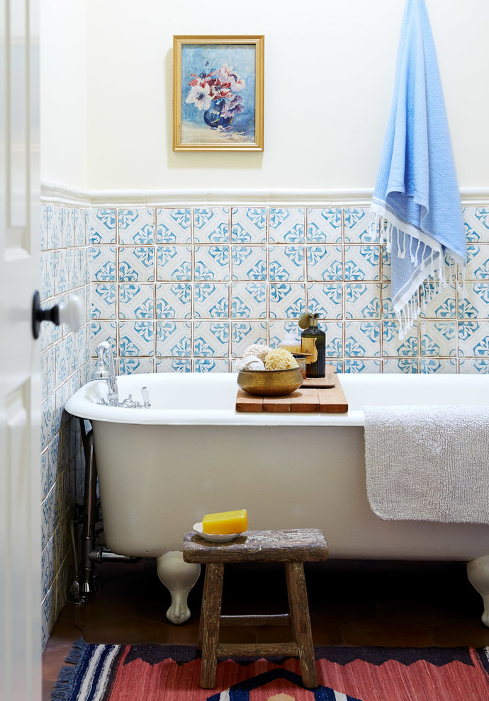 Diseño de cuarto de baño de estilo americano con bañera con patas y paredes blancas
