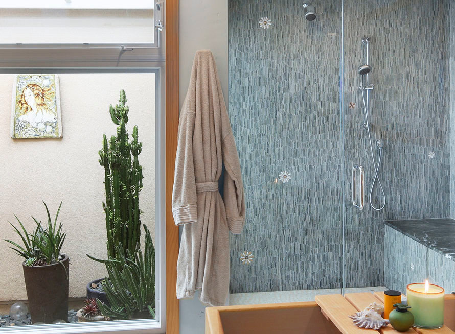Стильный дизайн: главная ванная комната среднего размера в современном стиле с фасадами в стиле шейкер, светлыми деревянными фасадами, японской ванной, душем без бортиков, унитазом-моноблоком, зеленой плиткой, плиткой мозаикой, зелеными стенами, мраморным полом, врезной раковиной, столешницей из искусственного кварца, белым полом, душем с распашными дверями и бежевой столешницей - последний тренд