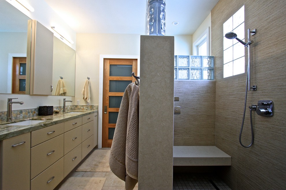 Inspiration pour une salle de bain principale traditionnelle avec un placard à porte plane, des portes de placard beiges, une douche à l'italienne, un carrelage beige, un mur beige, un sol en travertin, un lavabo encastré et un plan de toilette en granite.