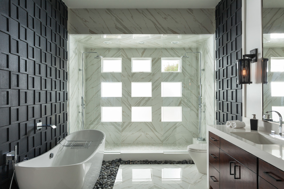Cette photo montre une salle de bain principale tendance en bois foncé avec un lavabo encastré, un placard à porte plane, une baignoire indépendante et une douche double.