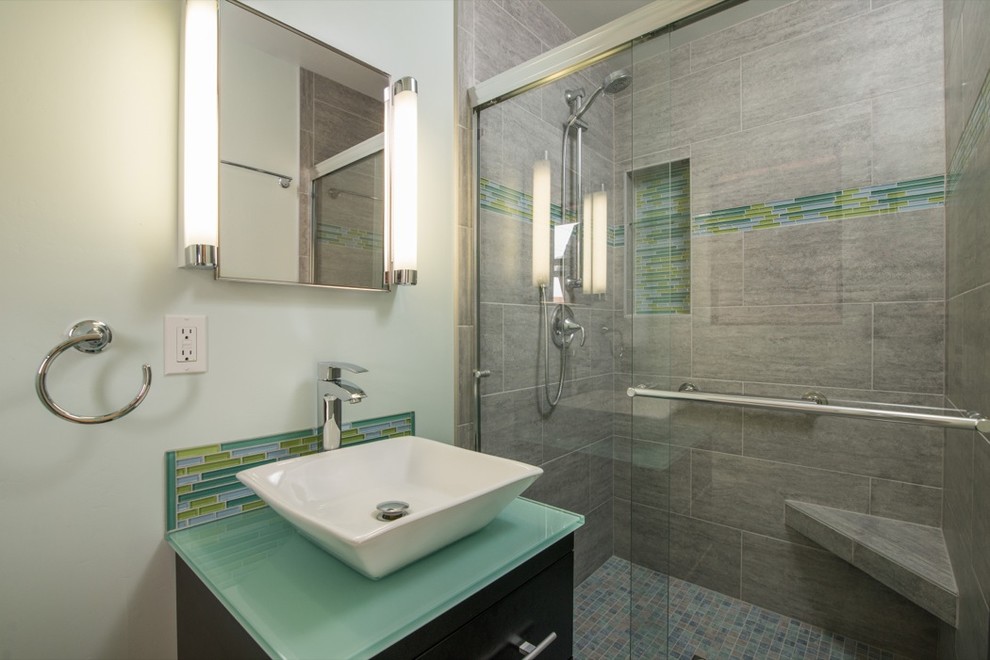 Пример оригинального дизайна: ванная комната среднего размера в стиле модернизм с раковиной с пьедесталом, темными деревянными фасадами, стеклянной столешницей, открытым душем, унитазом-моноблоком, разноцветной плиткой, стеклянной плиткой, белыми стенами и полом из керамогранита