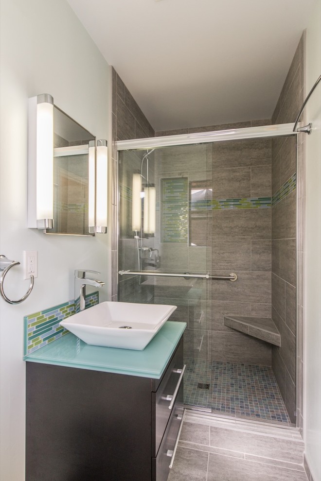 Cette image montre une salle de bain minimaliste en bois foncé de taille moyenne avec un lavabo de ferme, un plan de toilette en verre, une douche ouverte, WC à poser, un carrelage multicolore, un carrelage en pâte de verre, un mur blanc et un sol en carrelage de porcelaine.