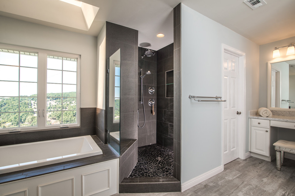 Idéer för ett stort modernt en-suite badrum, med luckor med upphöjd panel, vita skåp, marmorbänkskiva, en öppen dusch, en toalettstol med hel cisternkåpa, svart kakel, kakel i småsten, blå väggar och ett platsbyggt badkar