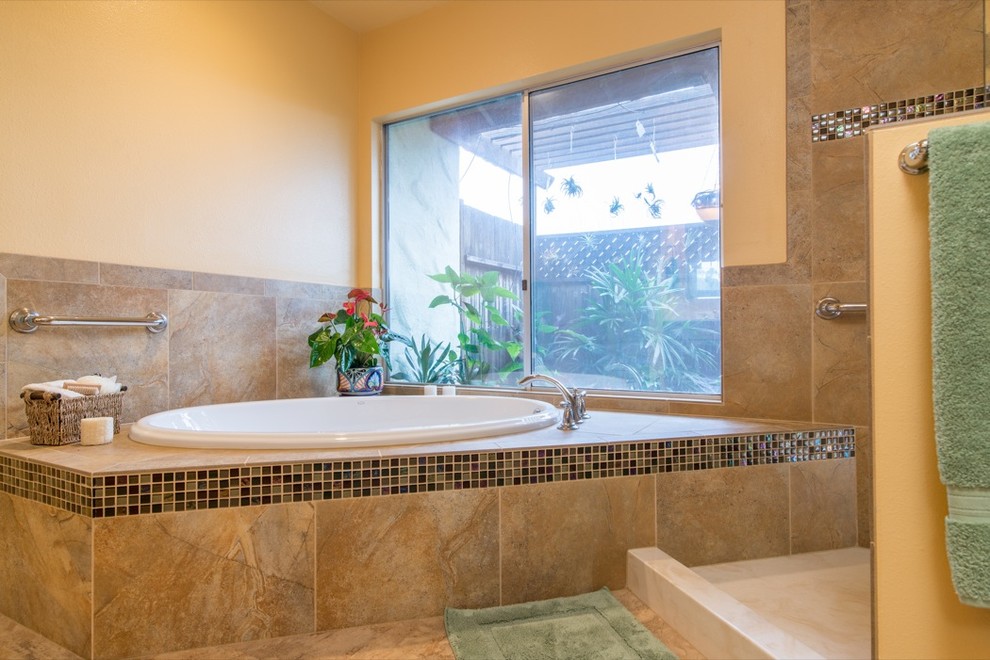 Foto på ett stort tropiskt en-suite badrum, med släta luckor, skåp i ljust trä, ett platsbyggt badkar, en dusch i en alkov, brun kakel, glaskakel, gula väggar, linoleumgolv, ett integrerad handfat och marmorbänkskiva
