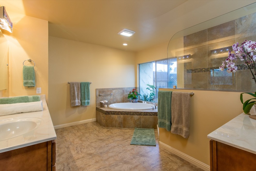 Идея дизайна: большая главная ванная комната в морском стиле с плоскими фасадами, светлыми деревянными фасадами, накладной ванной, душем в нише, коричневой плиткой, стеклянной плиткой, желтыми стенами, полом из линолеума, монолитной раковиной и мраморной столешницей