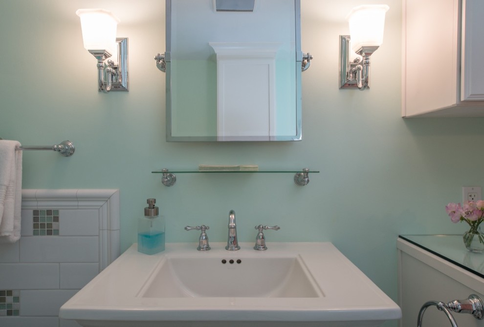 Kleines Klassisches Badezimmer En Suite mit Schrankfronten im Shaker-Stil, weißen Schränken, freistehender Badewanne, Toilette mit Aufsatzspülkasten, weißen Fliesen, Metrofliesen, grüner Wandfarbe, Mosaik-Bodenfliesen und Sockelwaschbecken in San Diego
