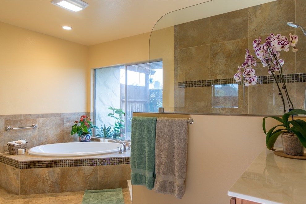 Идея дизайна: большая главная ванная комната в морском стиле с плоскими фасадами, светлыми деревянными фасадами, накладной ванной, душем в нише, коричневой плиткой, стеклянной плиткой, желтыми стенами, полом из линолеума, монолитной раковиной и мраморной столешницей