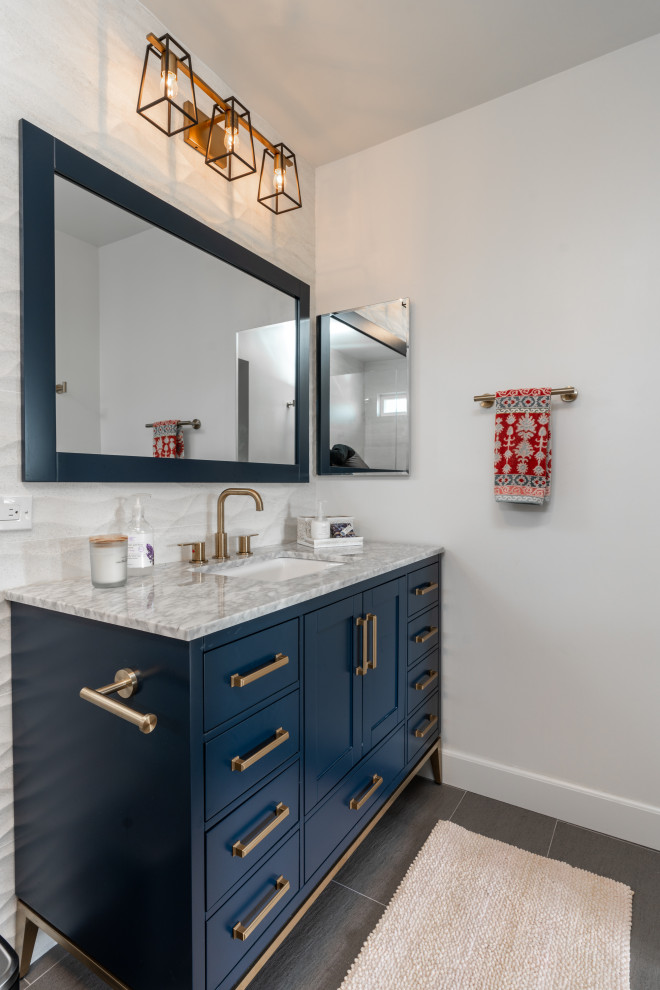 Inspiration för mellanstora klassiska grått en-suite badrum, med skåp i shakerstil, blå skåp, en toalettstol med hel cisternkåpa, vit kakel, porslinskakel, vita väggar, klinkergolv i porslin, ett undermonterad handfat, marmorbänkskiva och grått golv