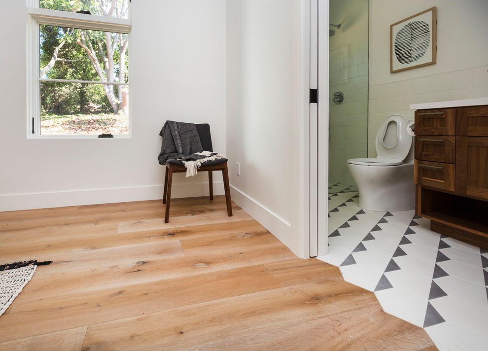 Esempio di una stanza da bagno minimalista di medie dimensioni con ante in legno bruno, WC monopezzo, piastrelle bianche, pareti bianche, top in granito e pavimento multicolore