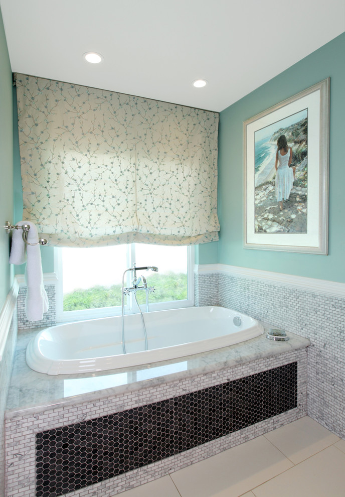 Пример оригинального дизайна: главная ванная комната среднего размера в классическом стиле с фасадами в стиле шейкер, черными фасадами, накладной ванной, душем без бортиков, раздельным унитазом, черно-белой плиткой, плиткой мозаикой, зелеными стенами, полом из керамогранита, накладной раковиной и мраморной столешницей