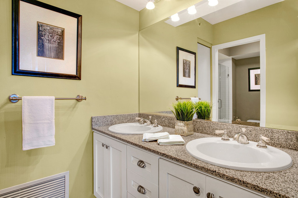 Idéer för att renovera ett mellanstort funkis en-suite badrum, med släta luckor, vita skåp, en jacuzzi, en dusch i en alkov, en toalettstol med separat cisternkåpa, beige väggar, klinkergolv i keramik, ett fristående handfat och granitbänkskiva