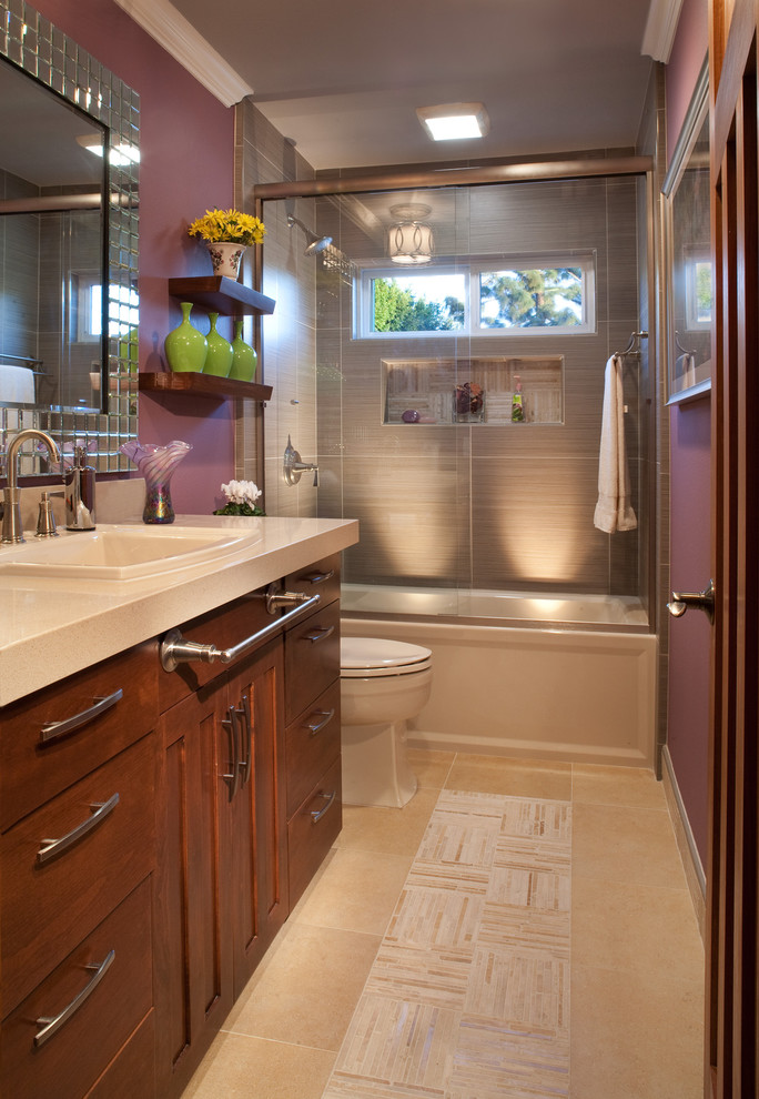 Idéer för att renovera ett mellanstort funkis badrum, med ett nedsänkt handfat, skåp i shakerstil, skåp i mellenmörkt trä, bänkskiva i kvarts, ett platsbyggt badkar, en dusch/badkar-kombination, en toalettstol med separat cisternkåpa, flerfärgad kakel, porslinskakel, lila väggar och travertin golv