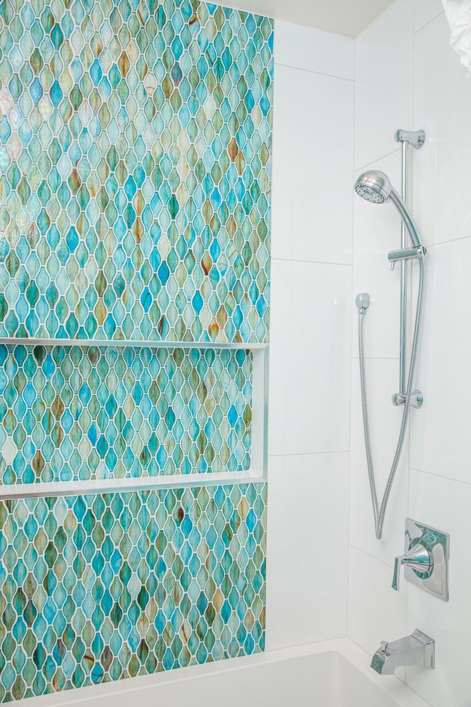 Idee per una stanza da bagno costiera con piastrelle multicolore e piastrelle di ciottoli