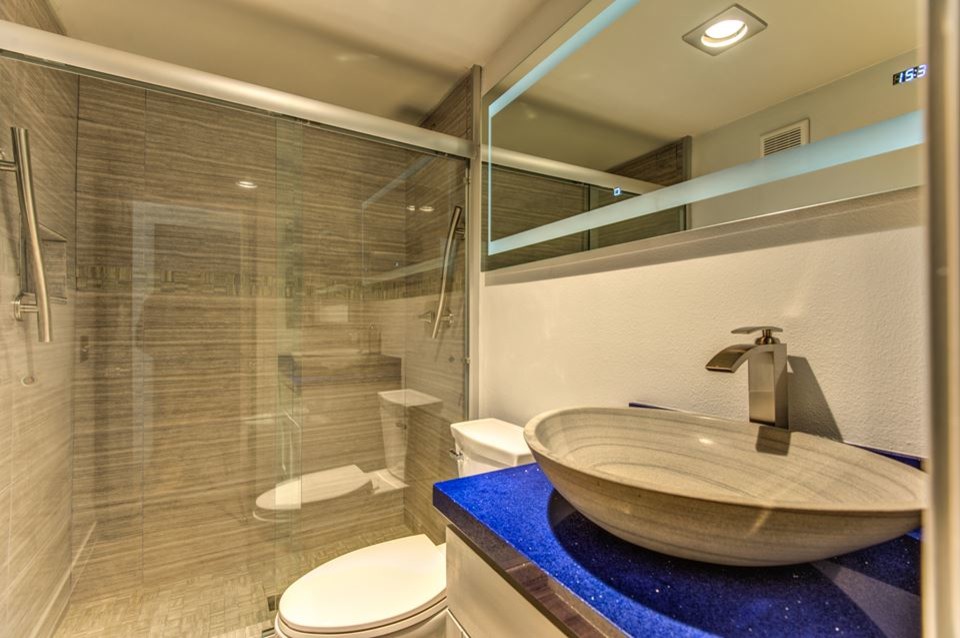 Foto di una stanza da bagno design di medie dimensioni con ante lisce, ante grigie, doccia alcova, pareti bianche, lavabo a bacinella e porta doccia scorrevole