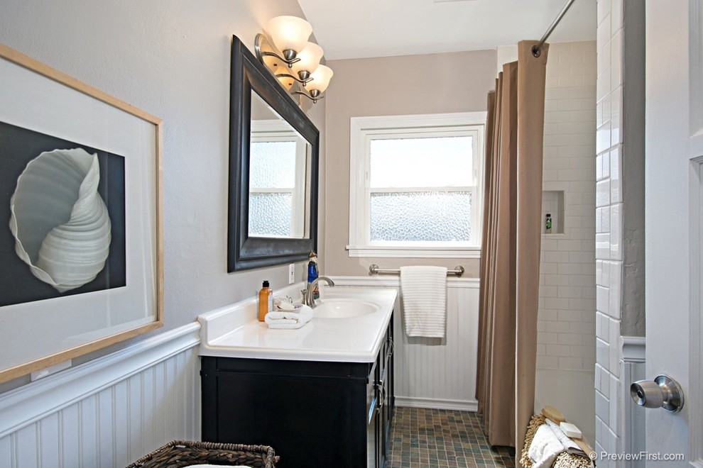 Esempio di una stanza da bagno stile americano di medie dimensioni con ante con riquadro incassato, ante nere, vasca ad alcova, vasca/doccia, piastrelle diamantate, pareti grigie, pavimento con piastrelle in ceramica e lavabo integrato