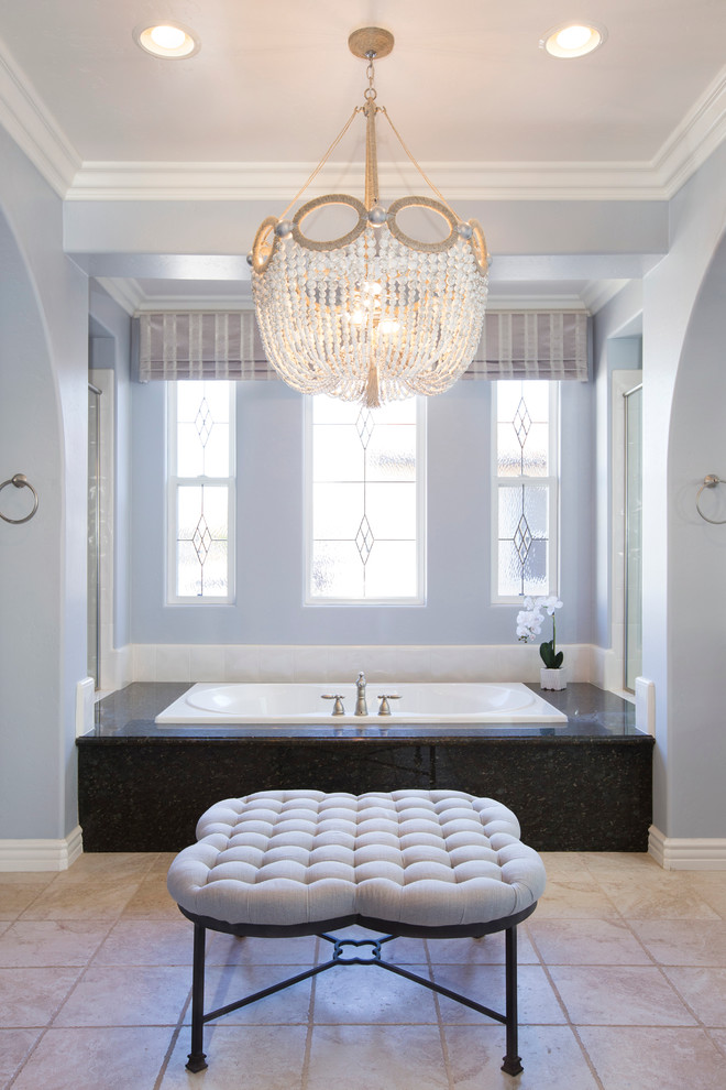 Ispirazione per una grande stanza da bagno padronale classica con vasca da incasso e pavimento con piastrelle in ceramica