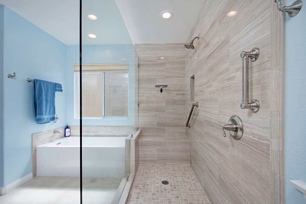 Идея дизайна: большая главная ванная комната в морском стиле с фасадами с утопленной филенкой, темными деревянными фасадами, угловым душем, раздельным унитазом, синей плиткой, керамогранитной плиткой, синими стенами, полом из керамогранита, бежевым полом, открытым душем, угловой ванной, врезной раковиной, столешницей из искусственного кварца, бежевой столешницей, фартуком и встроенной тумбой