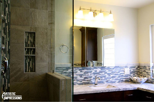 Aménagement d'une salle de bain principale moderne en bois foncé de taille moyenne avec une douche ouverte, WC à poser, des carreaux de porcelaine, un mur beige, un sol en carrelage de porcelaine, un lavabo encastré et un plan de toilette en granite.