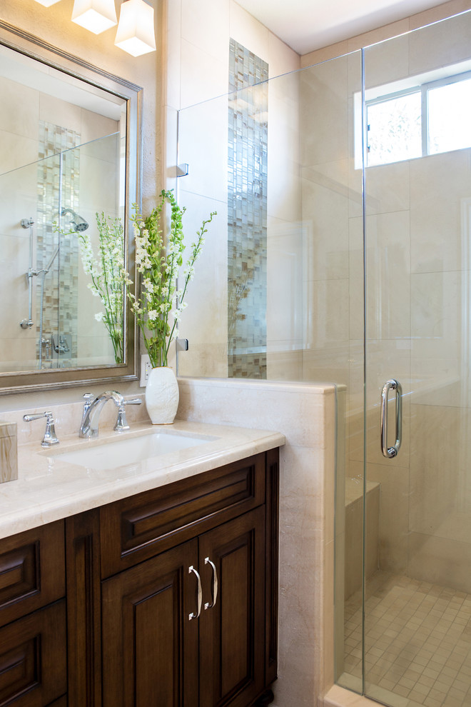 Ejemplo de cuarto de baño principal tradicional de tamaño medio con puertas de armario marrones, baldosas y/o azulejos en mosaico, paredes beige, lavabo bajoencimera y ducha con puerta con bisagras
