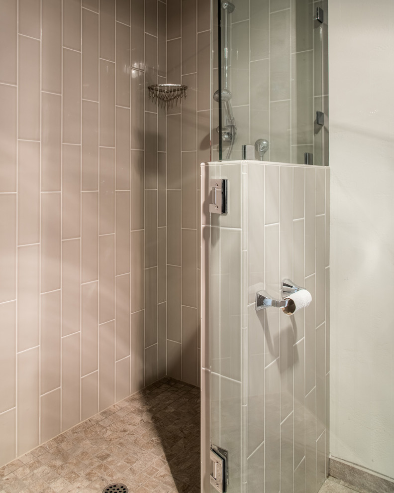 Idee per una stanza da bagno padronale design di medie dimensioni con lavabo sottopiano, ante lisce, ante con finitura invecchiata, top in quarzo composito, piastrelle grigie, piastrelle a mosaico e pavimento in gres porcellanato