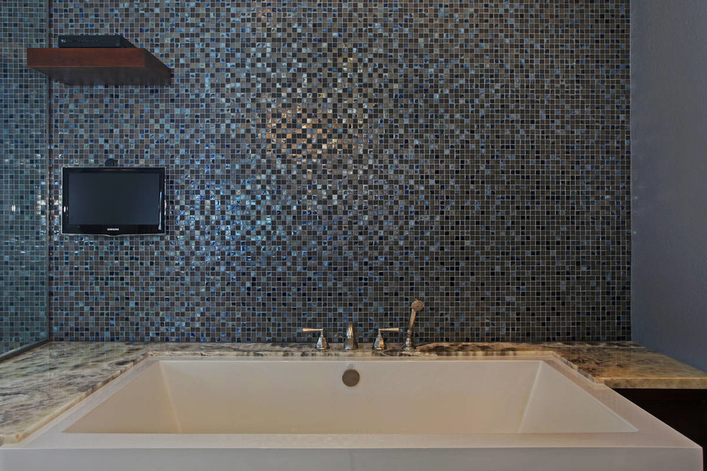 На фото: большая главная ванная комната в стиле модернизм с отдельно стоящей ванной, угловым душем, черной плиткой, синей плиткой, стеклянной плиткой, синими стенами, мраморным полом, белым полом и душем с распашными дверями с