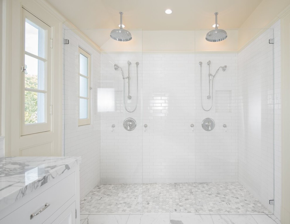Foto di una grande stanza da bagno padronale vittoriana con piastrelle bianche, pareti bianche, pavimento in marmo e top in marmo