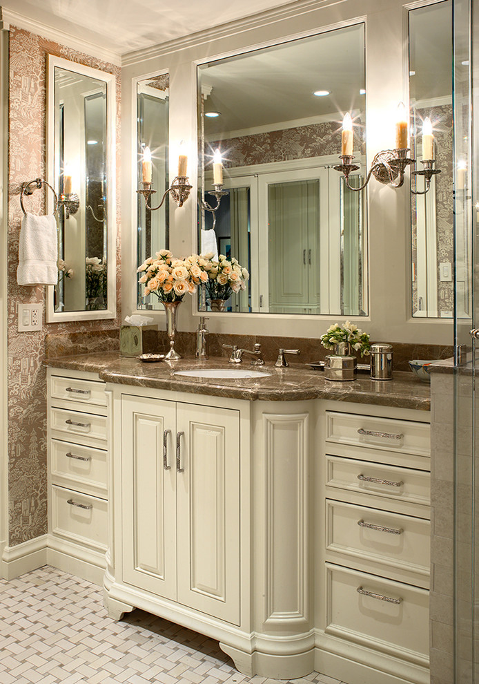 Ejemplo de cuarto de baño tradicional con lavabo bajoencimera, armarios con paneles con relieve y puertas de armario blancas