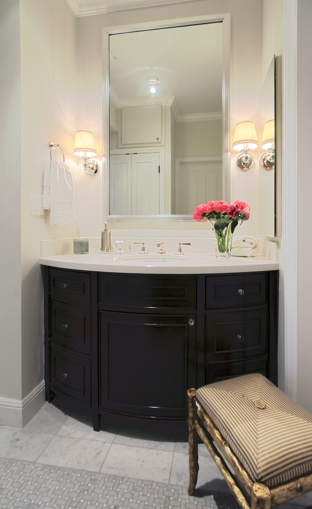 Esempio di una stanza da bagno tradizionale con consolle stile comò, ante nere, pavimento in gres porcellanato, lavabo sottopiano e top in quarzo composito