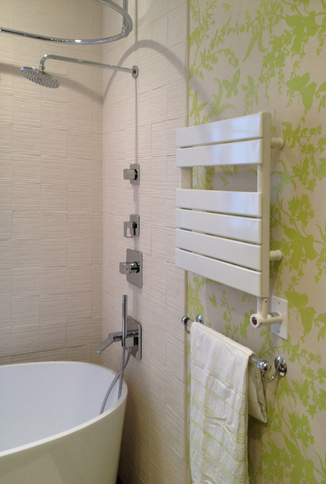 Источник вдохновения для домашнего уюта: главная ванная комната среднего размера в стиле модернизм с накладной раковиной, плоскими фасадами, белыми фасадами, мраморной столешницей, зеленой плиткой, плиткой из листового стекла и зелеными стенами