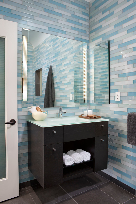Großes Modernes Badezimmer En Suite mit flächenbündigen Schrankfronten, dunklen Holzschränken, Glaswaschbecken/Glaswaschtisch, Toilette mit Aufsatzspülkasten, blauen Fliesen, Glasfliesen, weißer Wandfarbe und Porzellan-Bodenfliesen in San Francisco