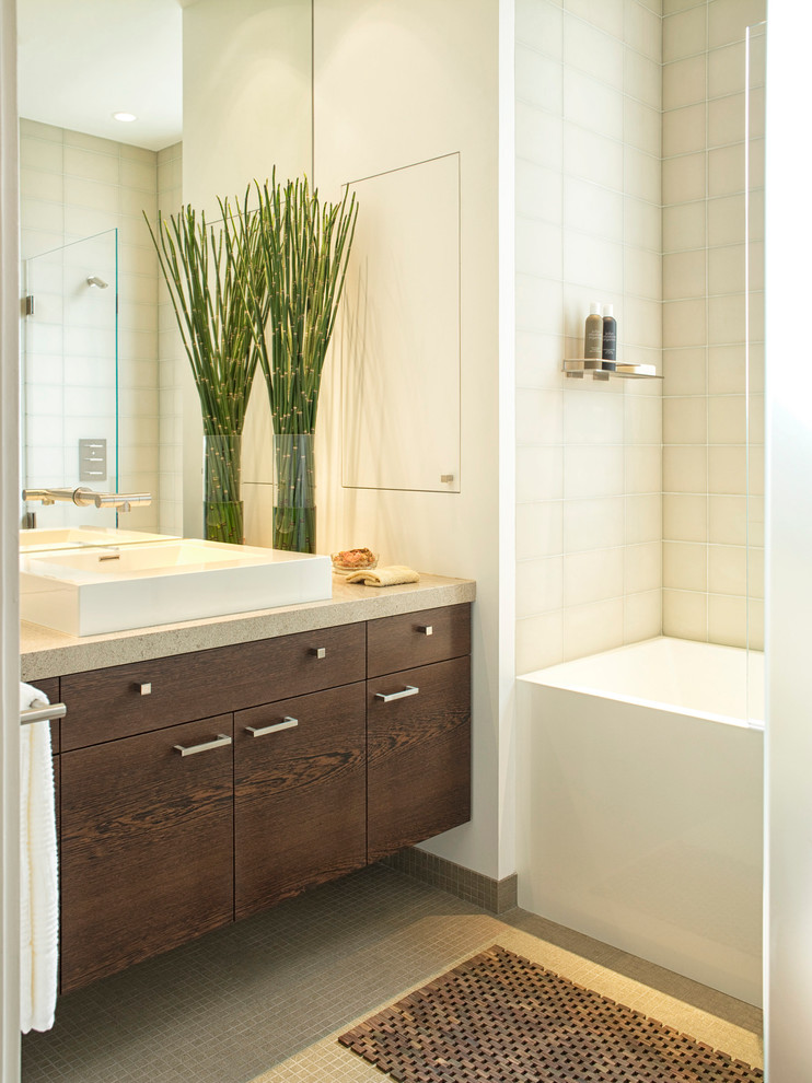 Mittelgroßes Modernes Duschbad mit dunklen Holzschränken, weißer Wandfarbe, flächenbündigen Schrankfronten, Badewanne in Nische, beigen Fliesen, Glasfliesen, Keramikboden, Aufsatzwaschbecken und Quarzit-Waschtisch in San Francisco