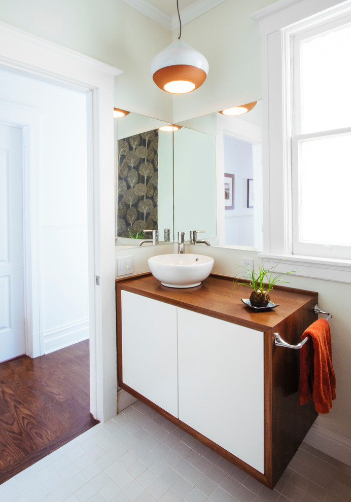 Mittelgroßes Mid-Century Duschbad mit Aufsatzwaschbecken, verzierten Schränken, weißen Schränken, Waschtisch aus Holz, weißen Fliesen, Keramikfliesen, weißer Wandfarbe und Keramikboden in San Francisco