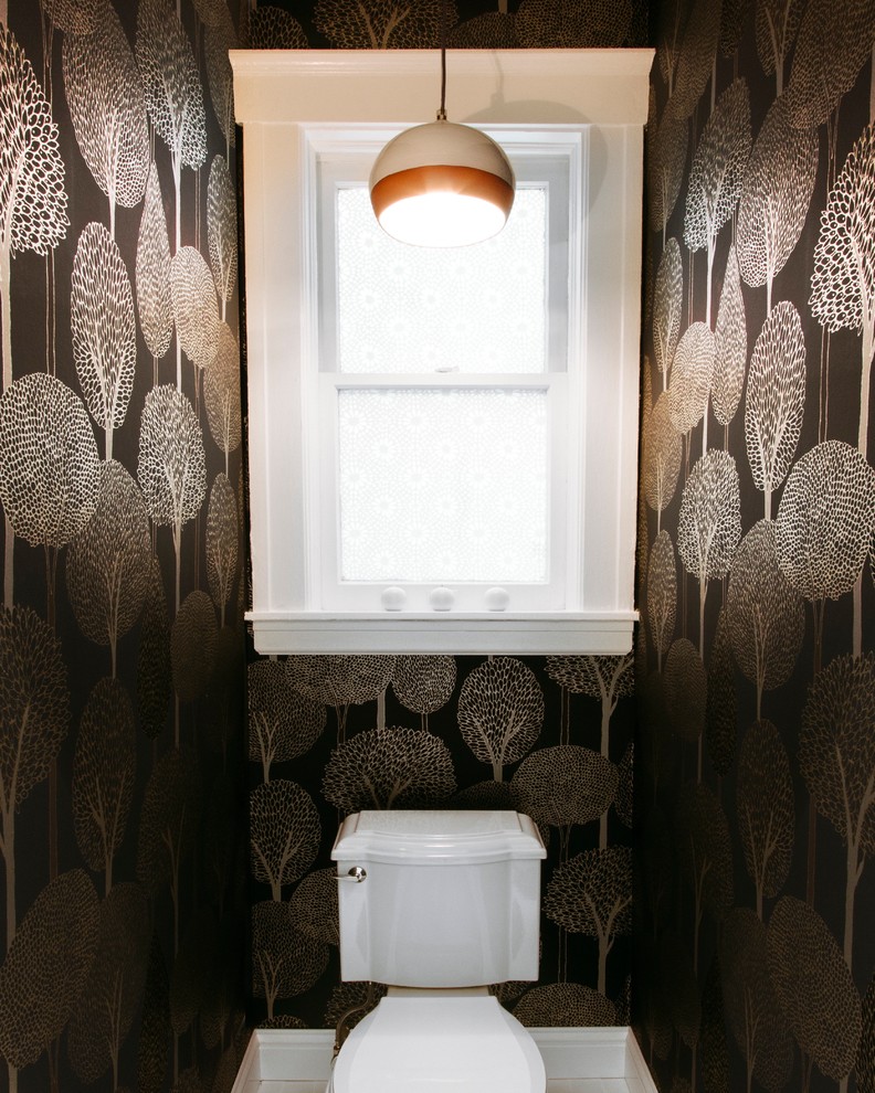 На фото: ванная комната среднего размера в стиле неоклассика (современная классика) с раздельным унитазом и коричневыми стенами с