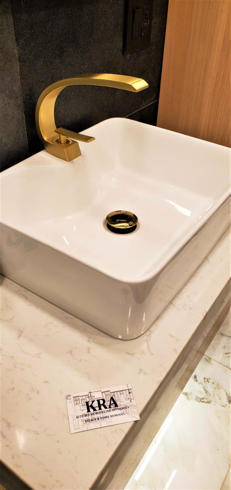 Cette photo montre une petite salle de bain principale moderne avec un placard à porte plane, des portes de placard jaunes, une douche à l'italienne, un bidet, un carrelage blanc, du carrelage en marbre, un mur blanc, un sol en marbre, un plan de toilette en quartz modifié, un sol blanc, une cabine de douche à porte coulissante, un plan de toilette blanc, une niche, meuble simple vasque et meuble-lavabo suspendu.