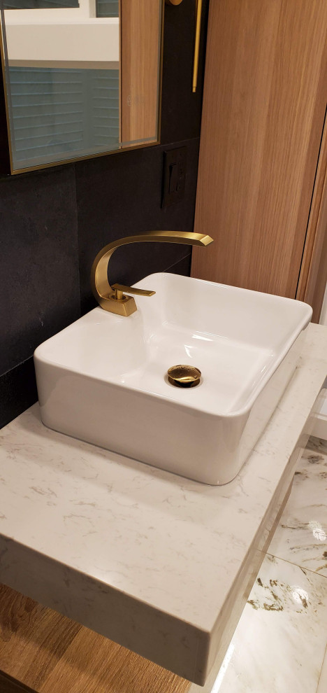 Idéer för ett litet modernt vit en-suite badrum, med släta luckor, gula skåp, en kantlös dusch, en bidé, vit kakel, marmorkakel, vita väggar, marmorgolv, bänkskiva i kvarts, vitt golv och dusch med skjutdörr