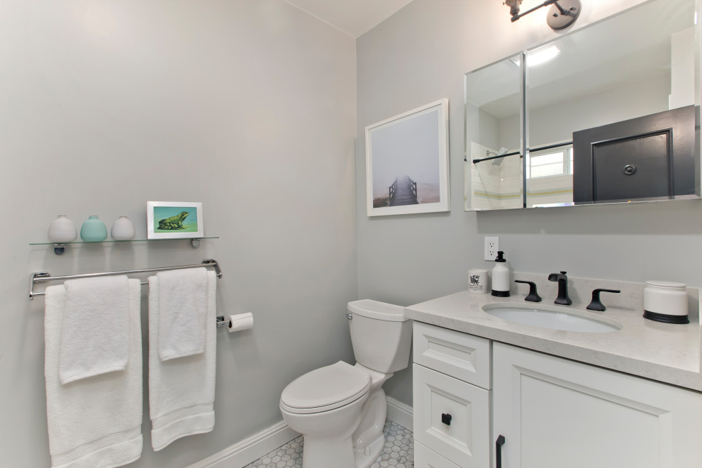 Idéer för att renovera ett funkis gul gult badrum, med luckor med infälld panel, vita skåp, grå väggar, marmorgolv, marmorbänkskiva och grått golv