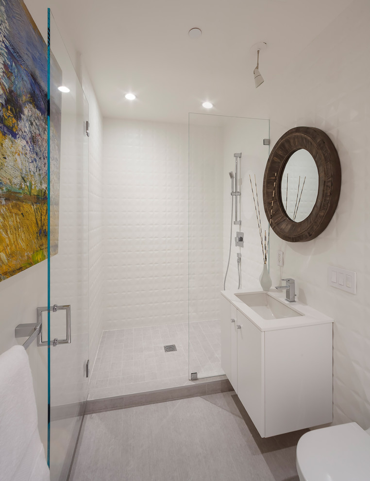 Modelo de cuarto de baño actual con armarios con paneles lisos, puertas de armario blancas y paredes blancas