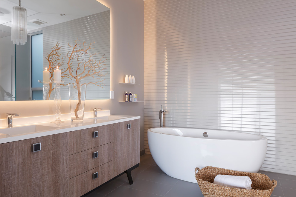 Идея дизайна: ванная комната в современном стиле с плоскими фасадами