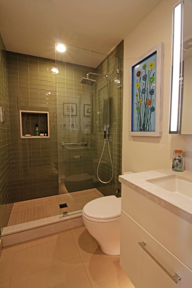 Idéer för ett litet modernt vit badrum med dusch, med släta luckor, vita skåp, en dusch i en alkov, en toalettstol med hel cisternkåpa, grön kakel, glaskakel, vita väggar, klinkergolv i porslin, ett undermonterad handfat, bänkskiva i kvarts, beiget golv och med dusch som är öppen