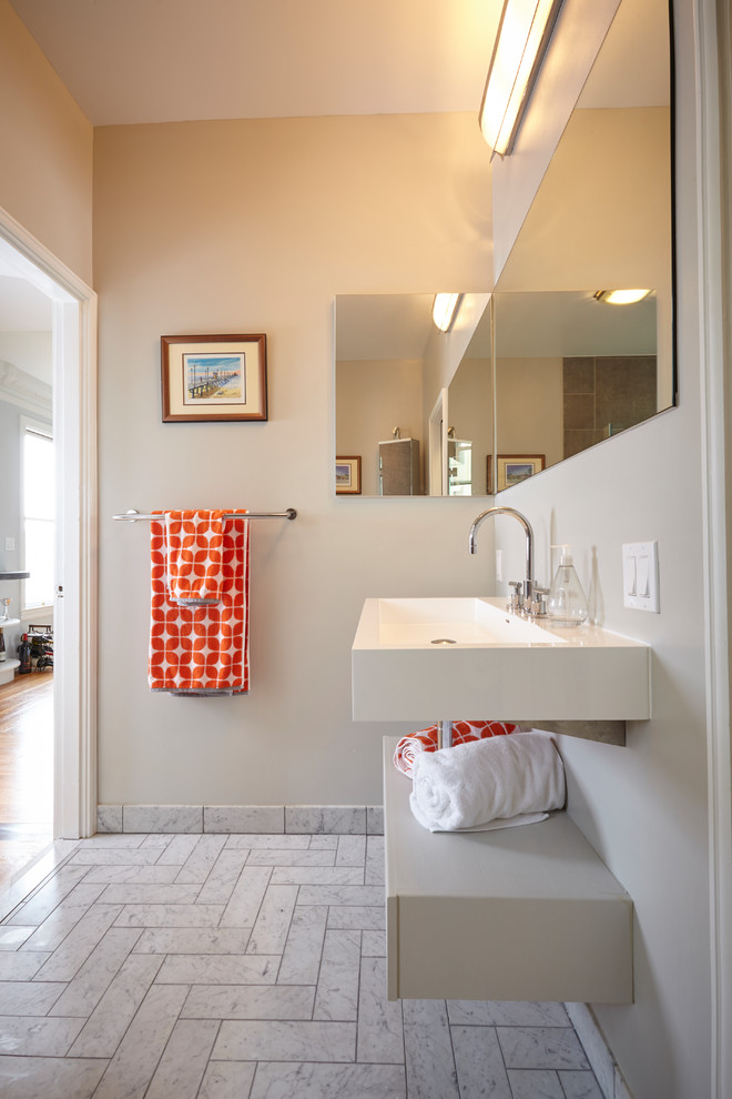 Diseño de cuarto de baño principal actual pequeño con paredes beige, suelo de mármol, lavabo suspendido y suelo gris