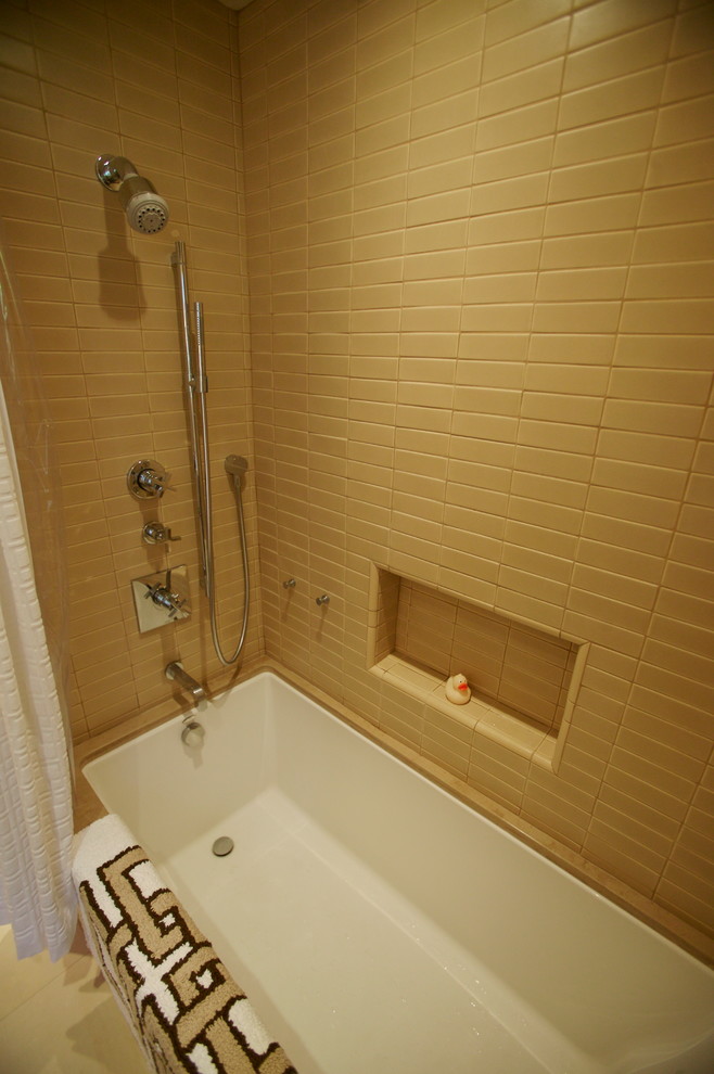 Идея дизайна: ванная комната в современном стиле с душем над ванной, желтой плиткой, полом из известняка и душевой кабиной