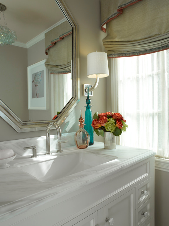 Источник вдохновения для домашнего уюта: ванная комната в современном стиле с врезной раковиной, мраморной столешницей, белой столешницей и тумбой под одну раковину