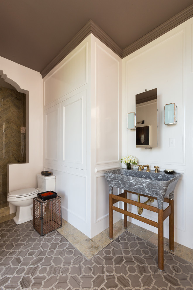 Inspiration för klassiska badrum, med ett konsol handfat, en dusch i en alkov, en toalettstol med hel cisternkåpa, brun kakel, vita väggar och brunt golv