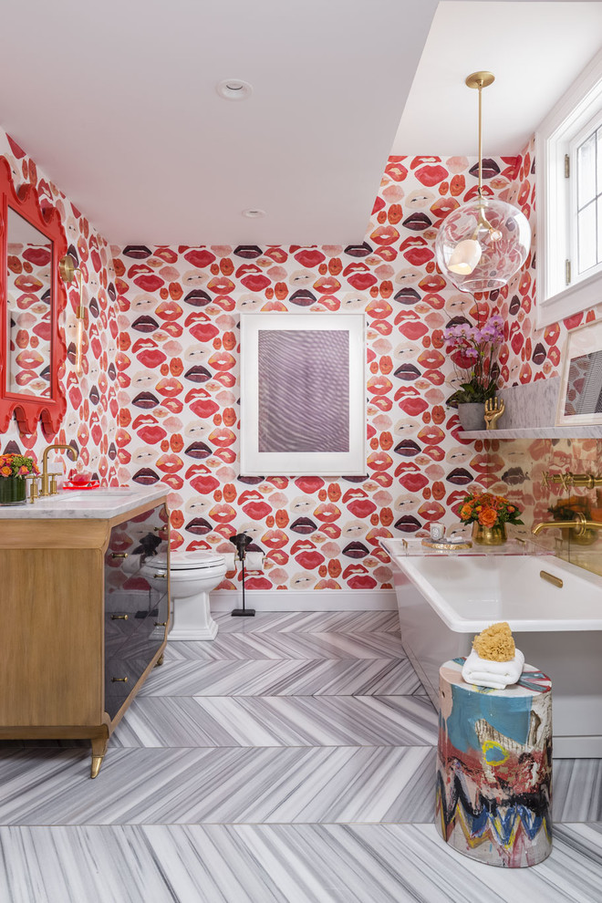 На фото: главная ванная комната в современном стиле с врезной раковиной, плоскими фасадами, мраморной столешницей, накладной ванной, унитазом-моноблоком и разноцветными стенами