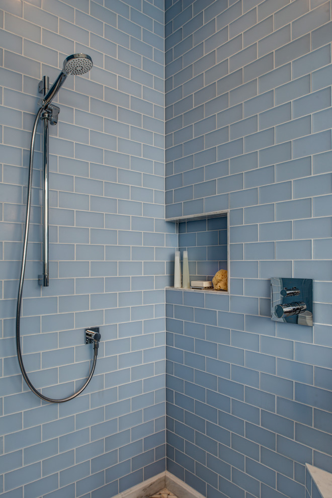 Foto på ett mellanstort funkis vit badrum med dusch, med möbel-liknande, skåp i mörkt trä, en hörndusch, blå kakel, glaskakel, blå väggar, mosaikgolv, ett undermonterad handfat, grått golv och dusch med gångjärnsdörr