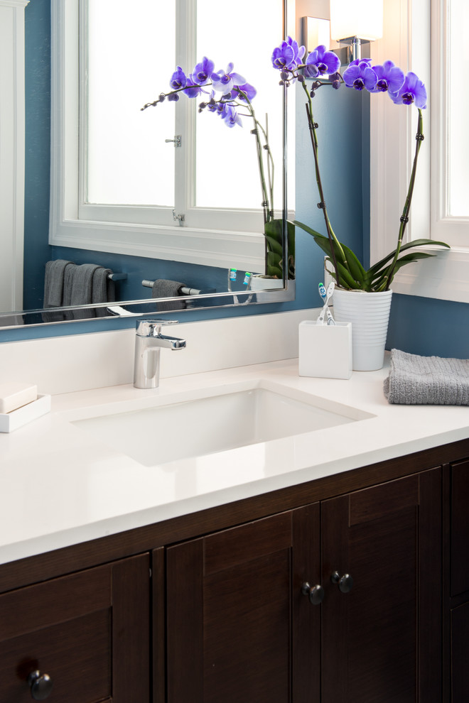 Réalisation d'une salle d'eau design en bois foncé de taille moyenne avec un placard en trompe-l'oeil, une douche d'angle, un carrelage bleu, un carrelage en pâte de verre, un mur bleu, un sol en carrelage de terre cuite, un lavabo encastré, un sol gris, une cabine de douche à porte battante, un plan de toilette blanc, buanderie, un banc de douche, meuble simple vasque et meuble-lavabo encastré.