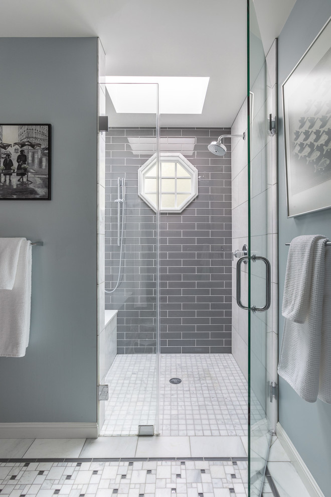 Cette photo montre une salle de bain principale tendance de taille moyenne avec une douche à l'italienne, un carrelage gris, un carrelage en pâte de verre, un mur bleu et un sol en marbre.