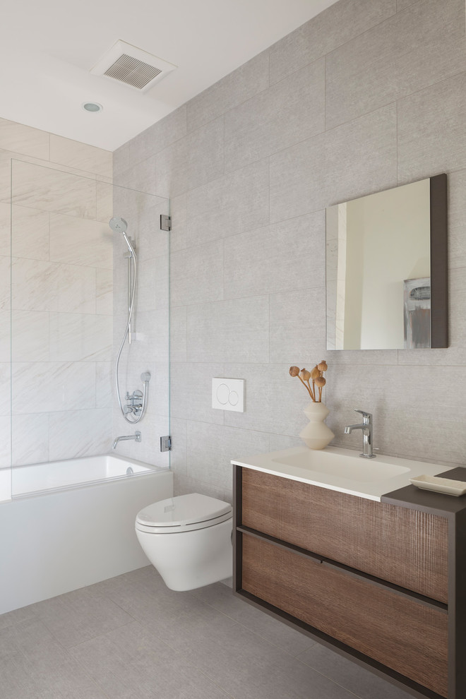 Idéer för ett mellanstort modernt vit badrum med dusch, med släta luckor, vita skåp, en dusch i en alkov, en vägghängd toalettstol, vit kakel, porslinskakel, vita väggar, klinkergolv i keramik, ett integrerad handfat, bänkskiva i kvarts, beiget golv och dusch med gångjärnsdörr